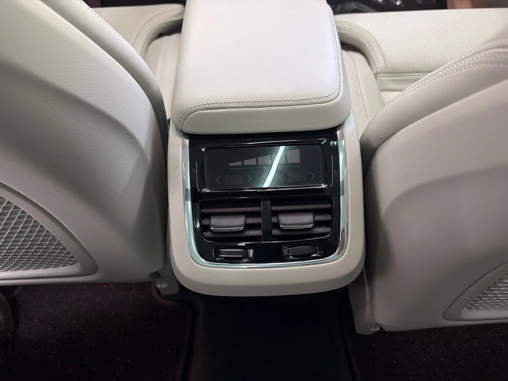 Used 2023 Black Volvo B5 Ultimate Bright Theme image 24