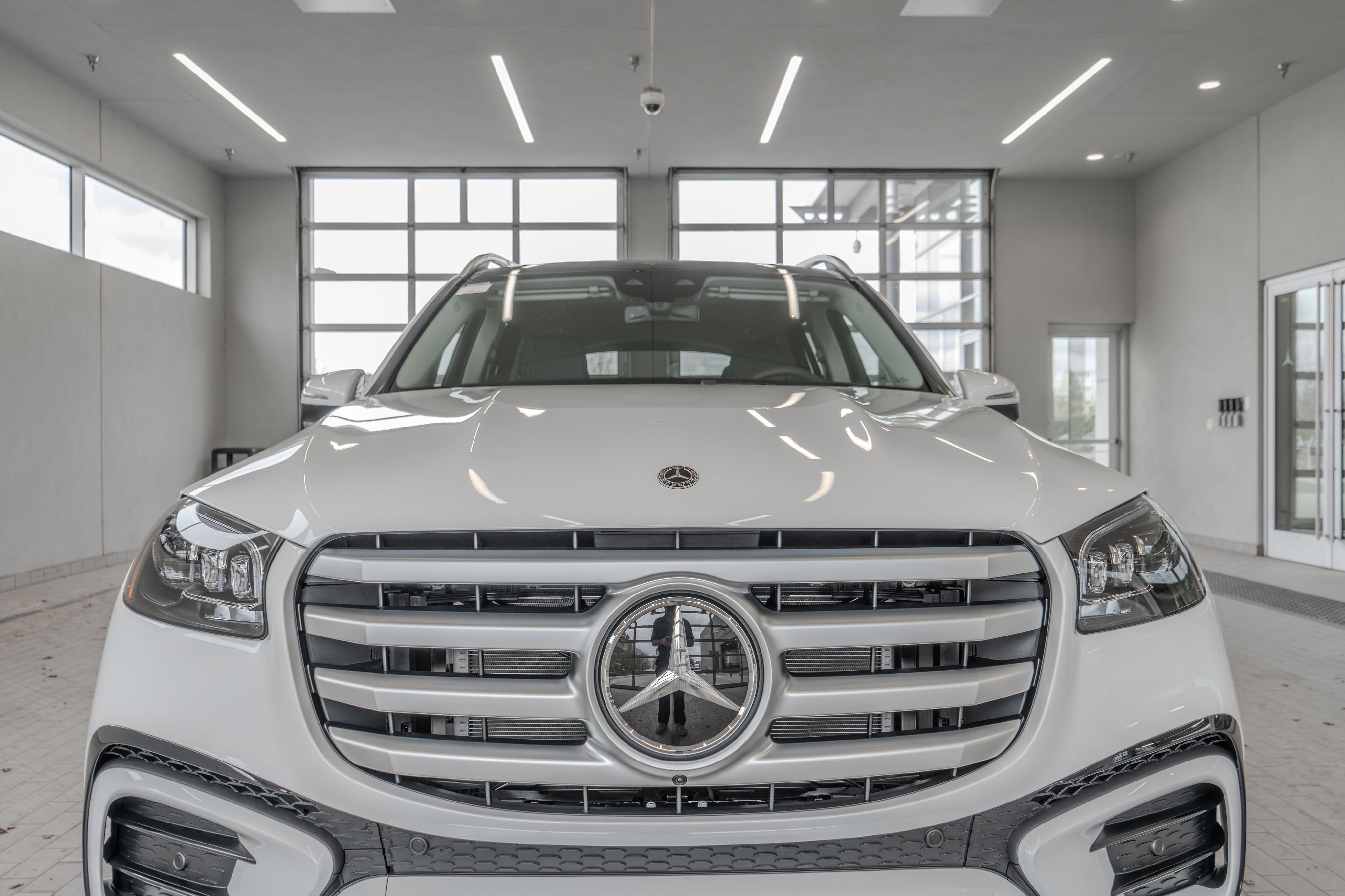 New 2026 MANUFAKTUR Moonlight White Metallic Mercedes-Benz GLS 450 image 23