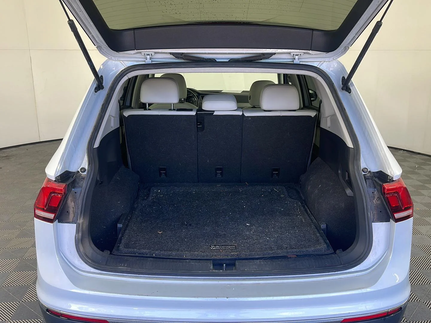 Used 2018 White Silver Metallic Volkswagen SE image 11
