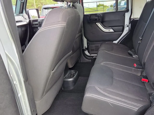Used 2015 Silver Jeep Unlimited Rubicon image 8