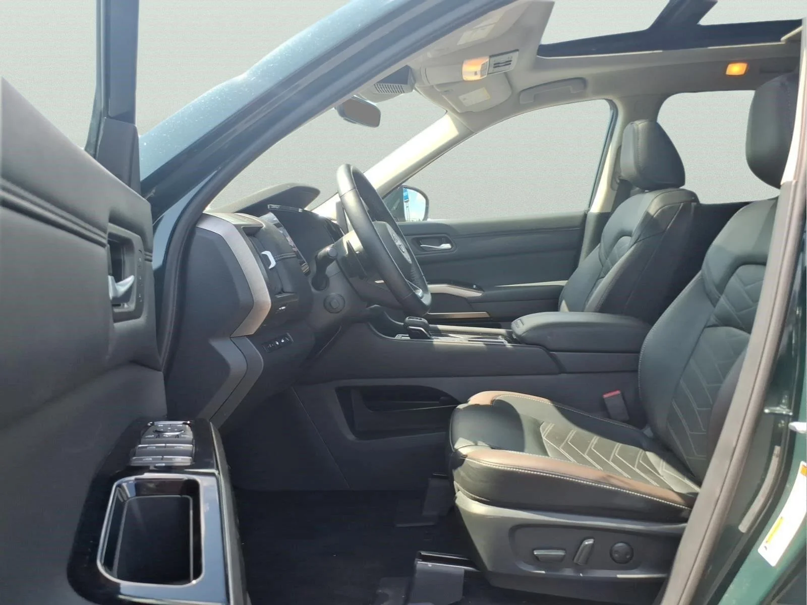 Used 2025 Obsidian Green Pearl Nissan Platinum image 13