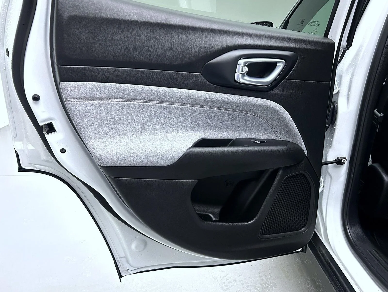 Used 2024 White Jeep Latitude Lux image 20