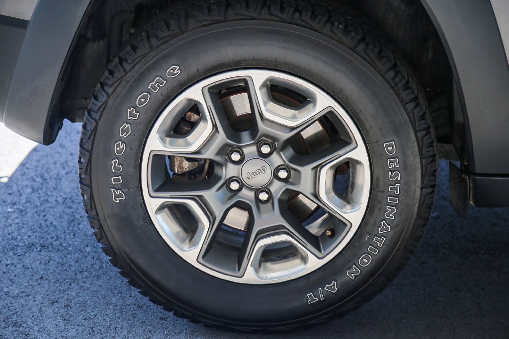 Used 2019 Crystal Metallic Jeep Trailhawk image 8