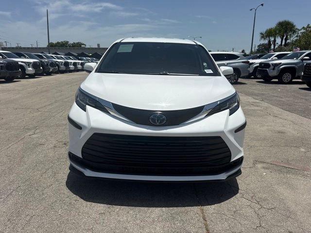 2022 Toyota Sienna LE - Photo 8