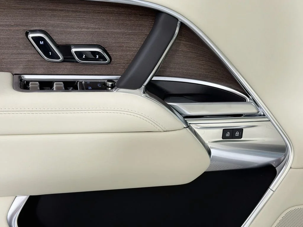 New 2027 Fuji White Land Rover SE image 18