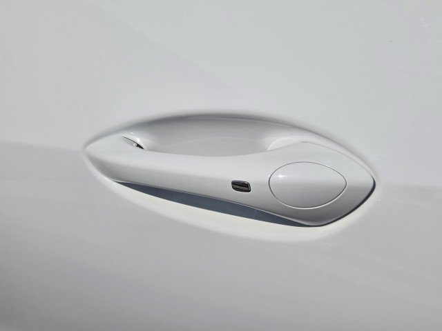 Used 2025 Summit White Chevrolet 2RS image 9