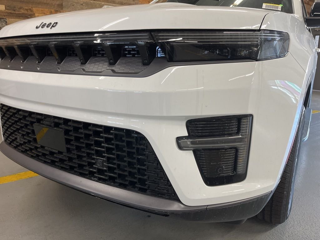 New 2026 Bright White Clear-Coat Exterior Paint Jeep Limited Altitude image 10