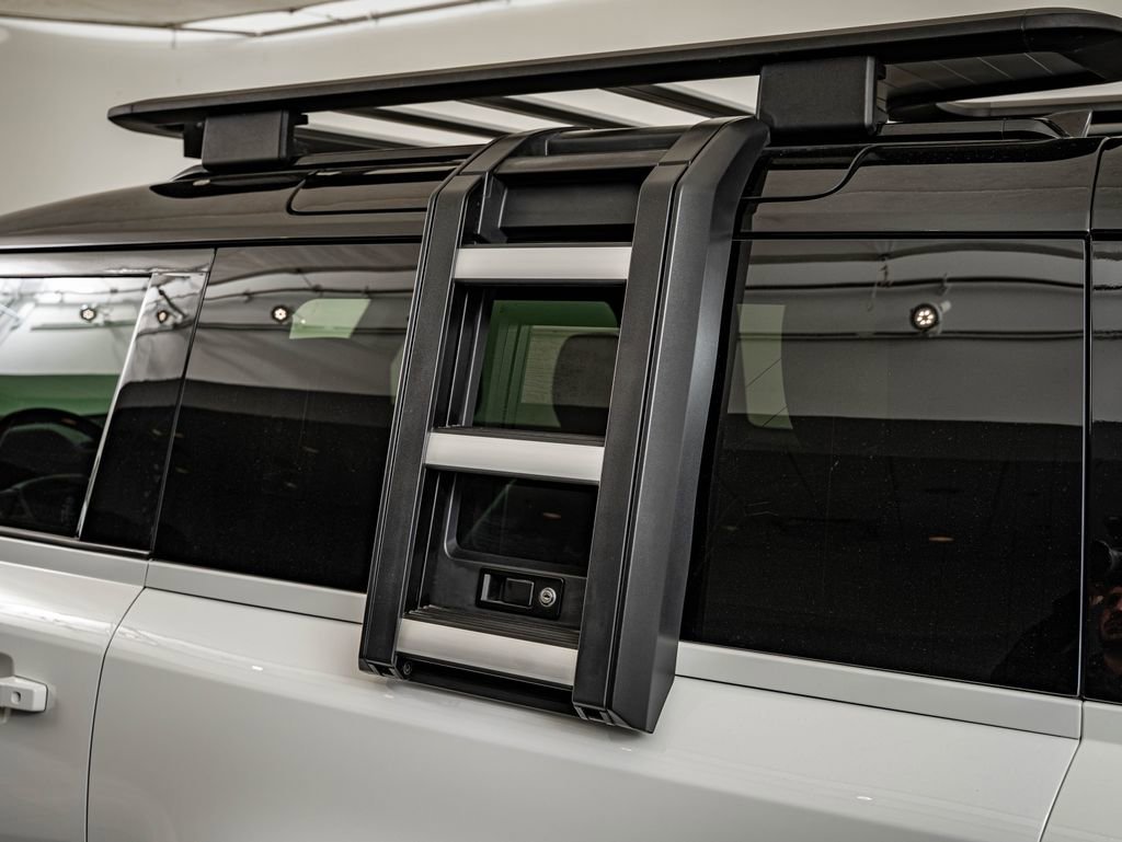 Used 2023 White Land Rover X-Dynamic SE image 15