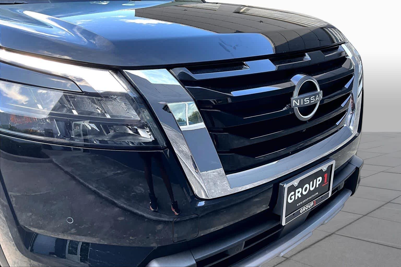 Used 2025 Super Black Nissan Platinum image 30