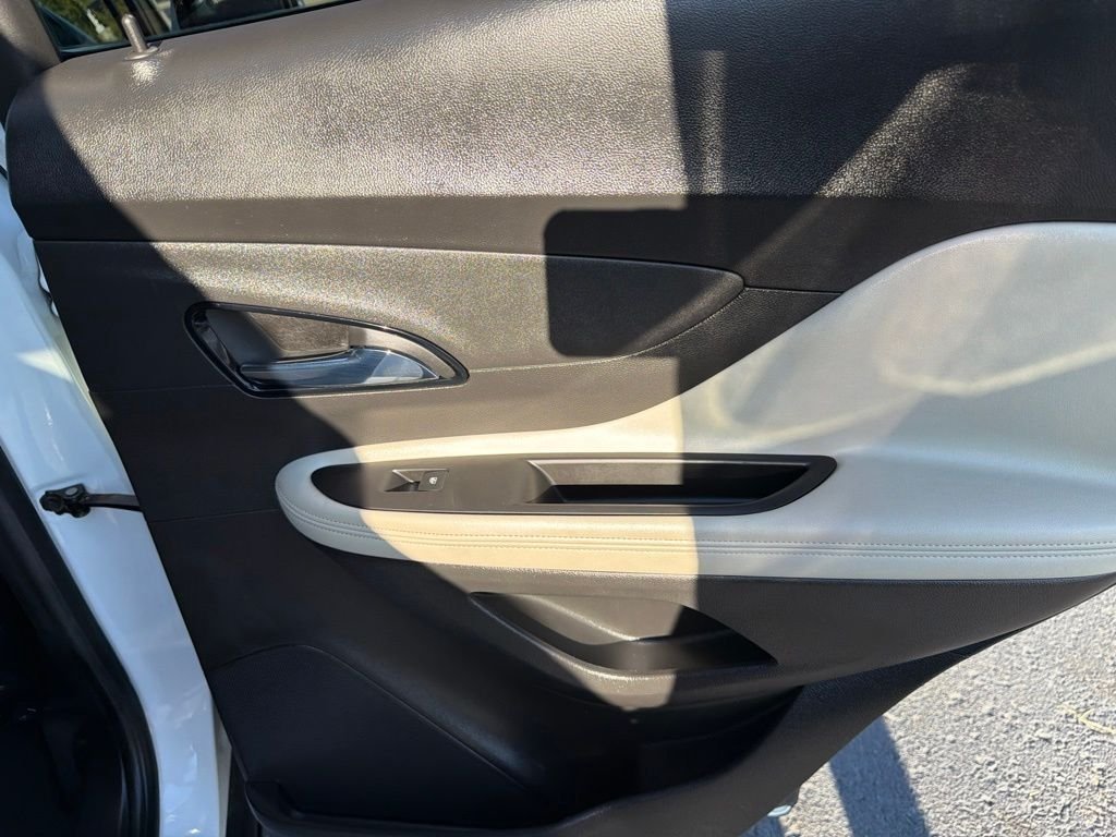 Used 2017 White Buick Essence image 19