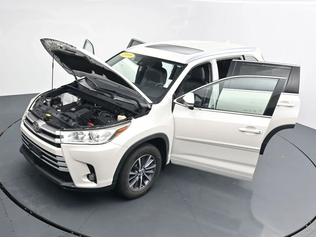Used 2018 White Toyota XLE image 40