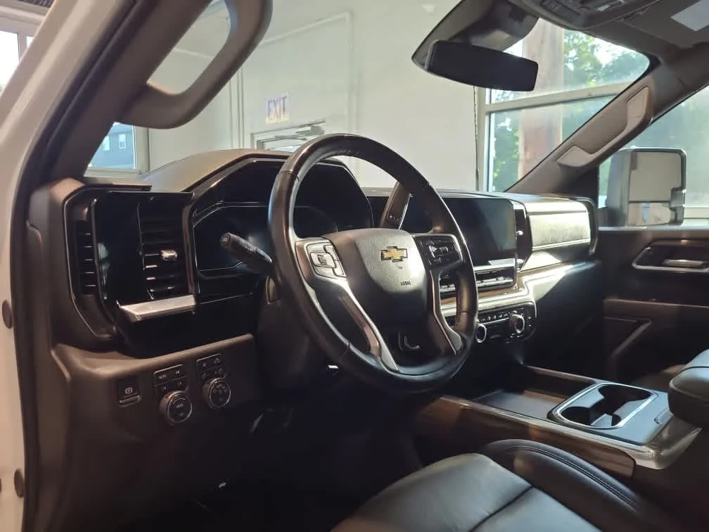 Used 2025 Summit White Chevrolet LT image 11