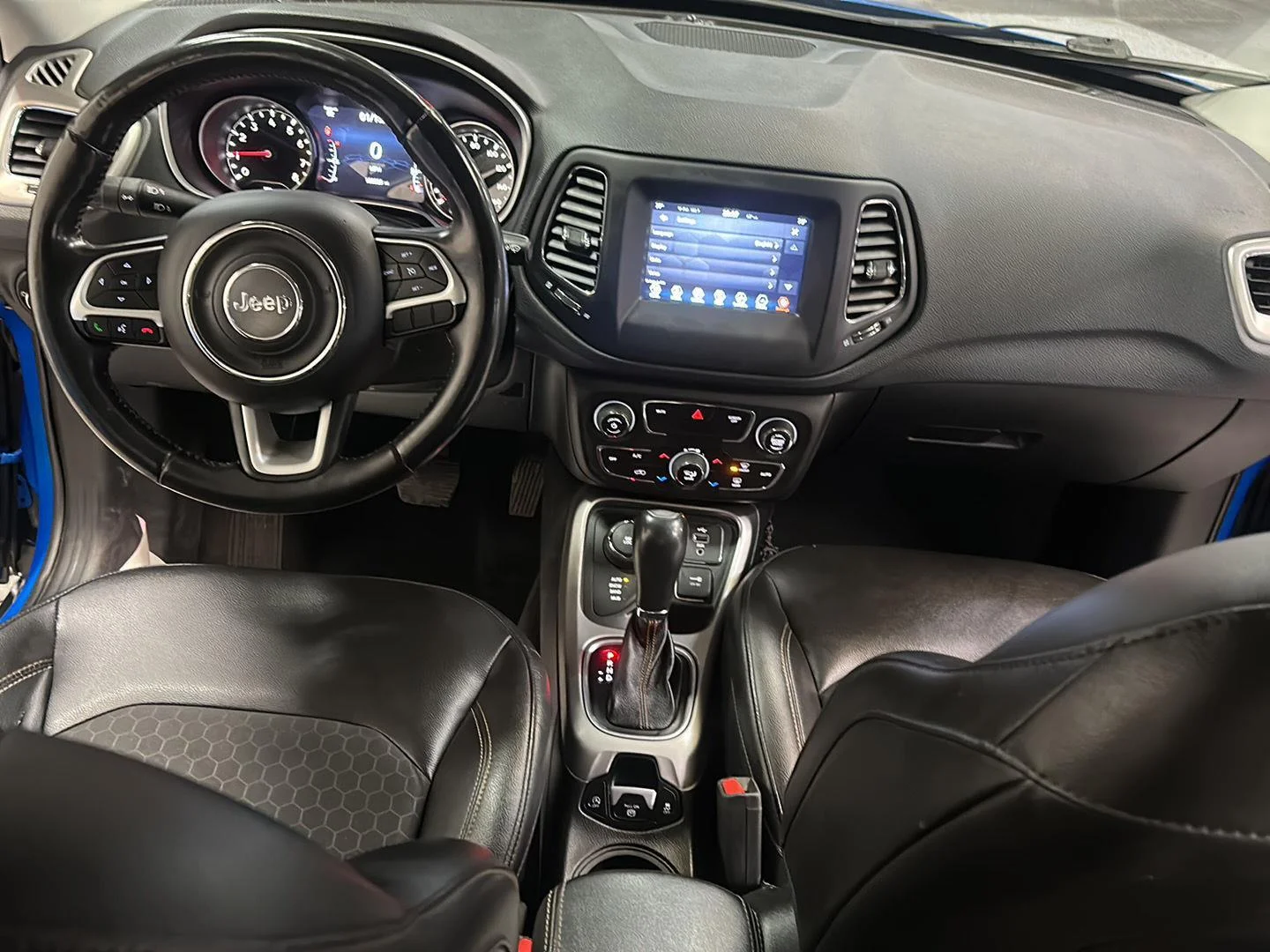 Used 2018 Laser Blue Pearlcoat Jeep Latitude image 25