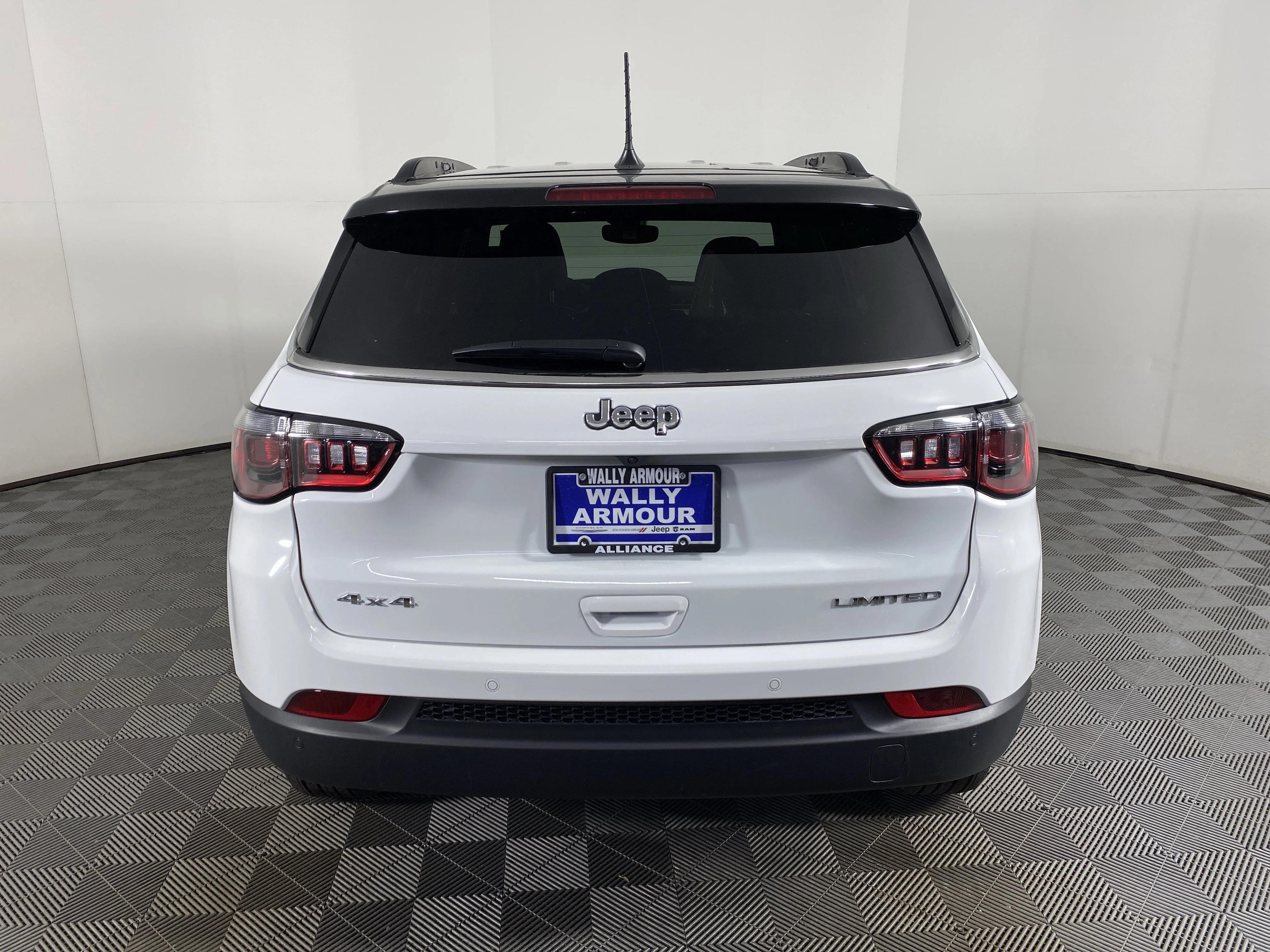 New 2026 Bright White Clear-Coat Exterior Paint Jeep Limited image 7