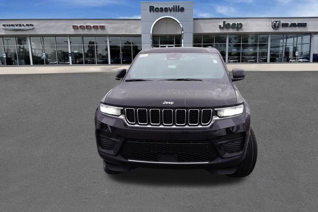 New 2025 Diamond Black Crystal Pearl-Coat Exterior Paint Jeep Laredo X image 8