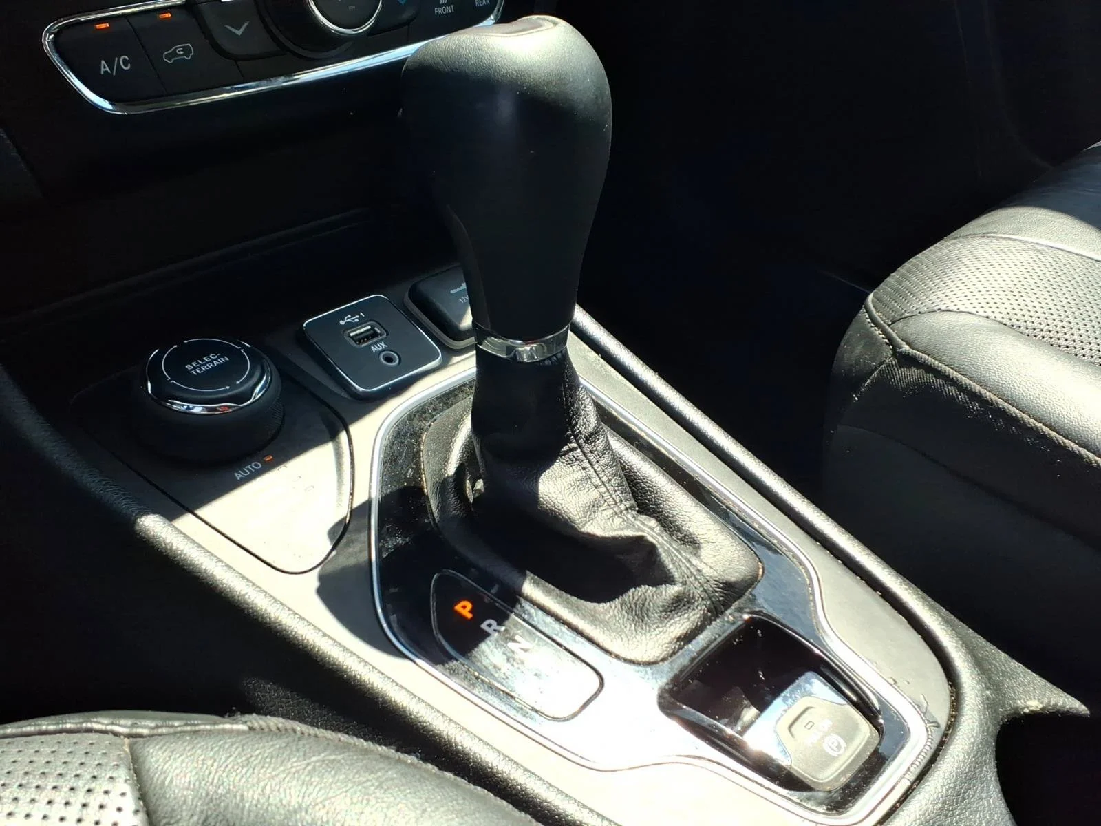 Used 2020 Diamond Black Crystal Pearlcoat Jeep Limited image 14