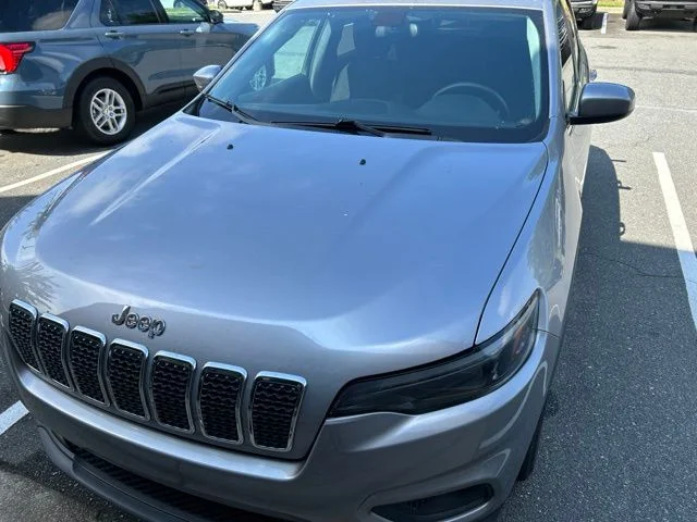 Used 2019 Silver Jeep Latitude image 1