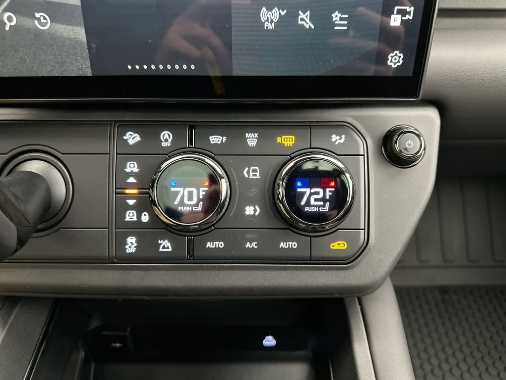 New 2026 Narvik Black Land Rover OCTA image 21