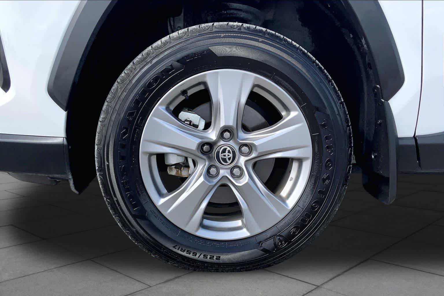 Used 2025 Ice Cap Toyota Hybrid XLE image 11