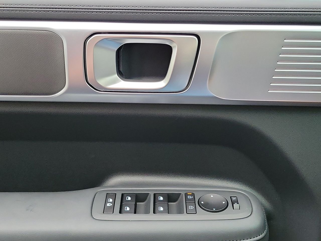 New 2027 Shimmering Silver Hyundai SEL image 12
