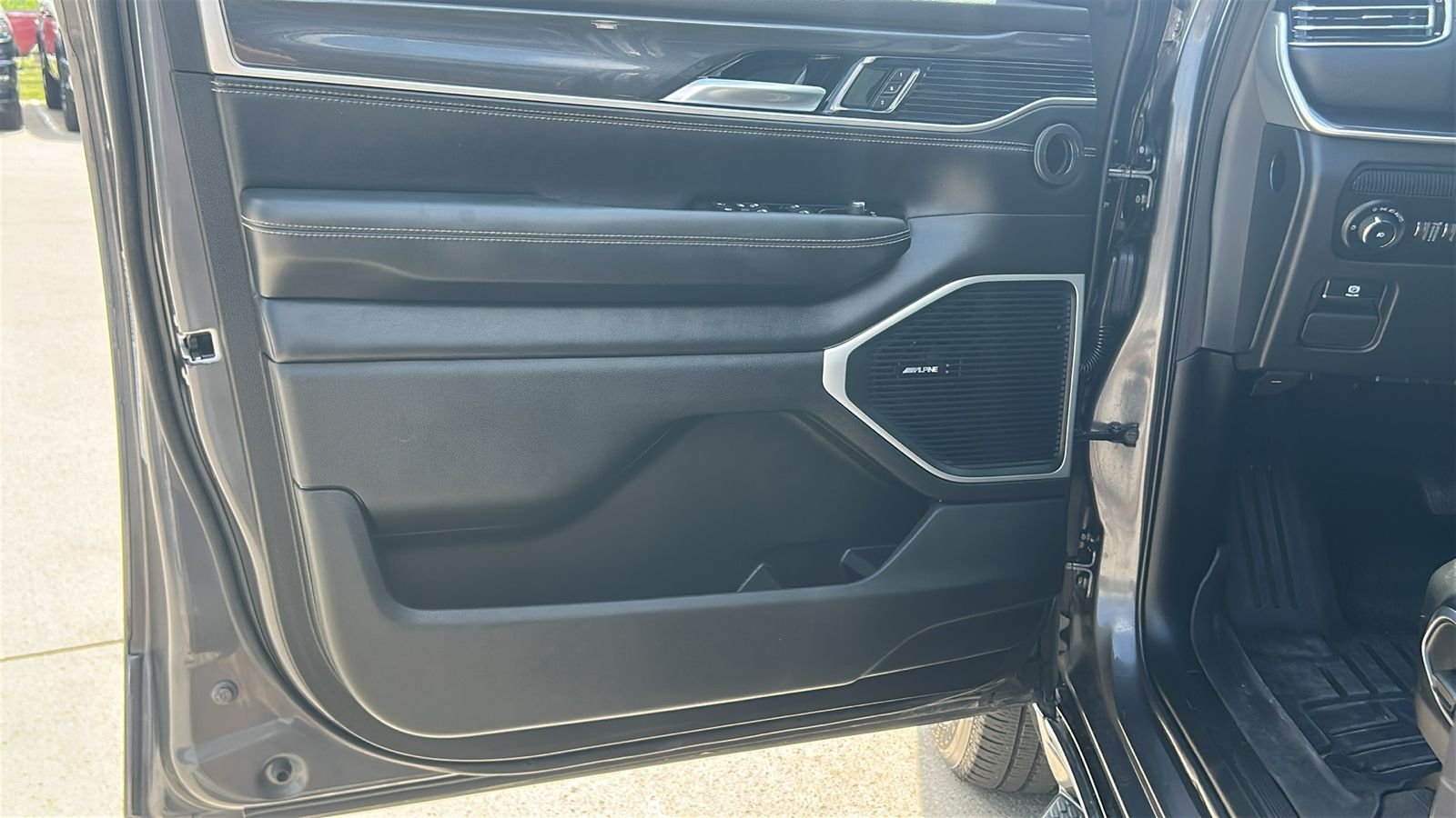 Used 2024 Gray Jeep Base image 19