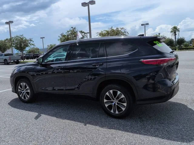 Used 2022  Toyota XLE image 6