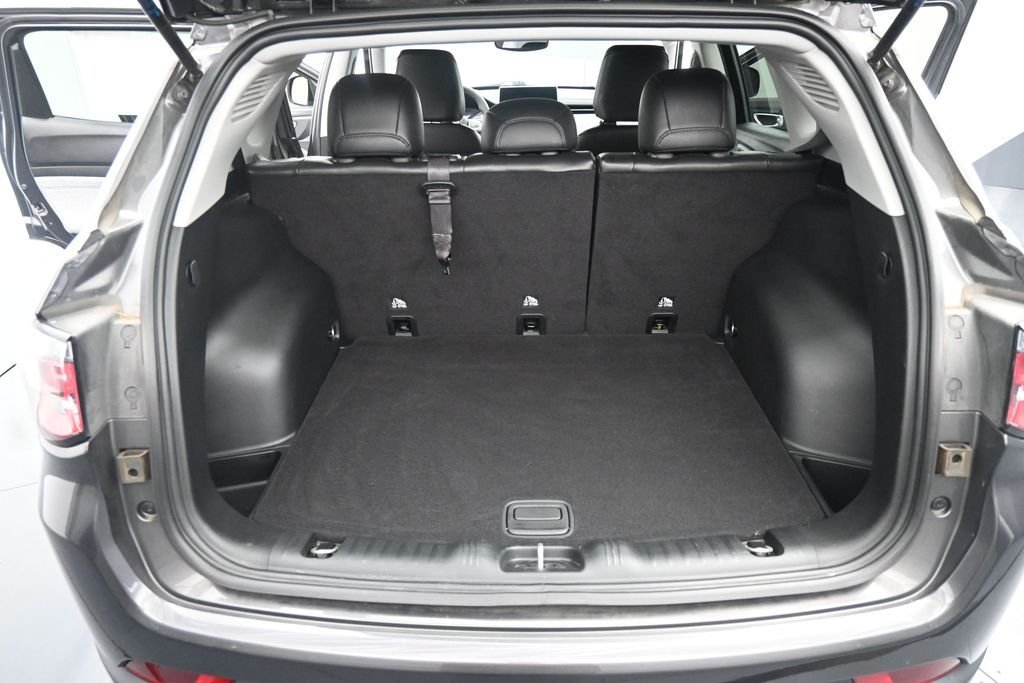Used 2022 Gray Jeep Latitude image 22