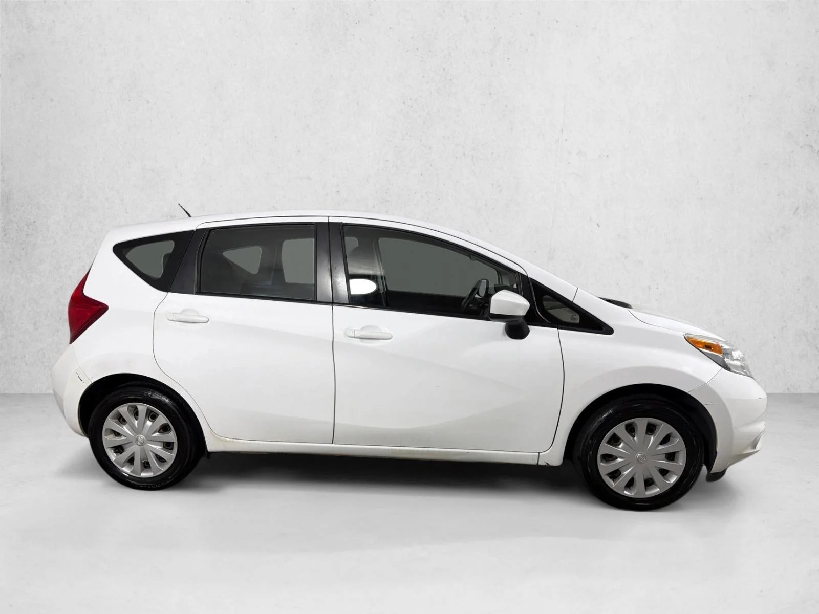 Used 2016 Whtie Nissan S image 2