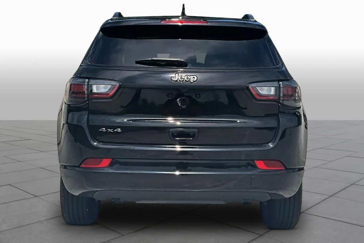 Used 2024 Diamond Black Crystal Pearlcoat Jeep Limited image 8