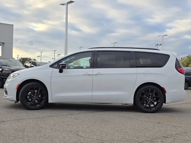 New 2026 Bright White Clearcoat Chrysler Limited image 26