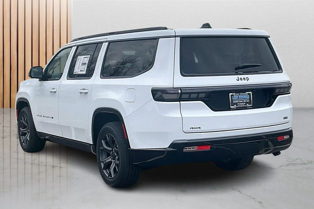 New 2026 Bright White Clear-Coat Exterior Paint Jeep Limited Altitude image 7