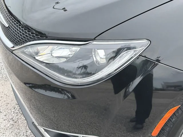 Used 2018 Black Chrysler Touring Plus image 8