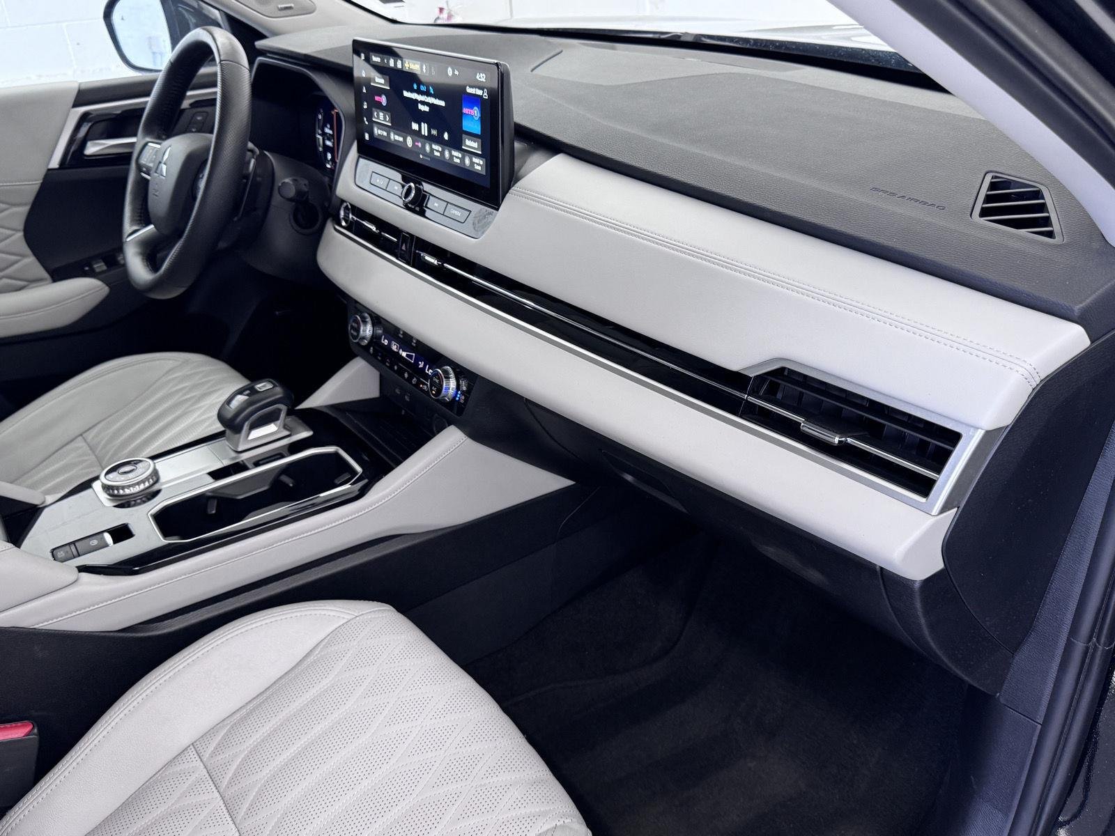 2025 Mitsubishi Outlander SEL - Photo 16