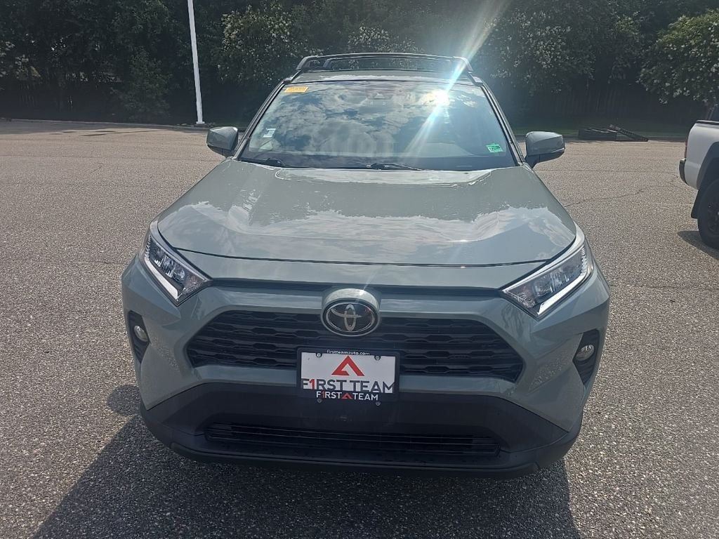 Used 2020  Toyota XLE Premium image 2