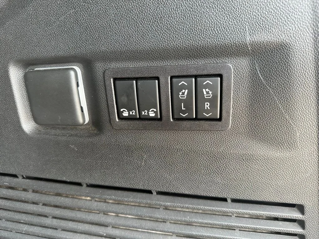 Used 2023 Silver GMC Denali image 34