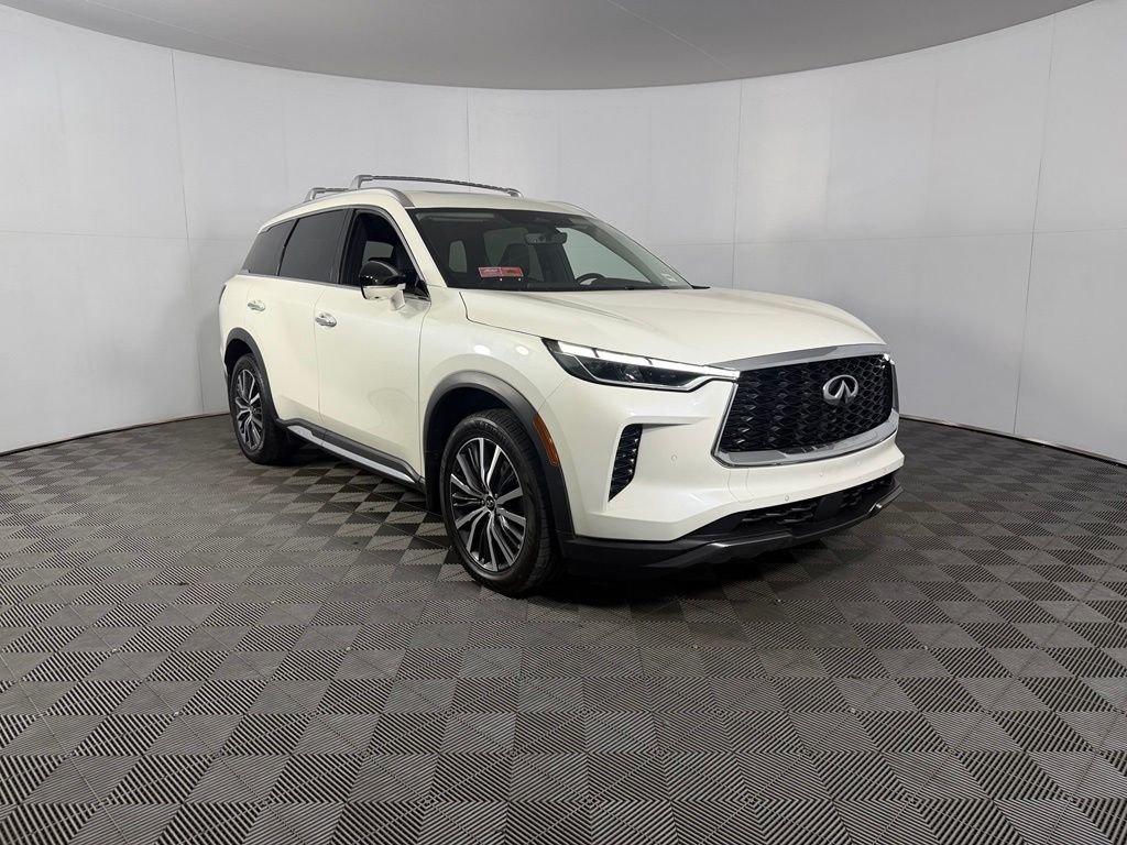 Used 2023 White INFINITI Sensory image 4