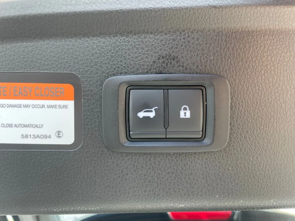 Used 2024 Silver Mitsubishi SE image 33