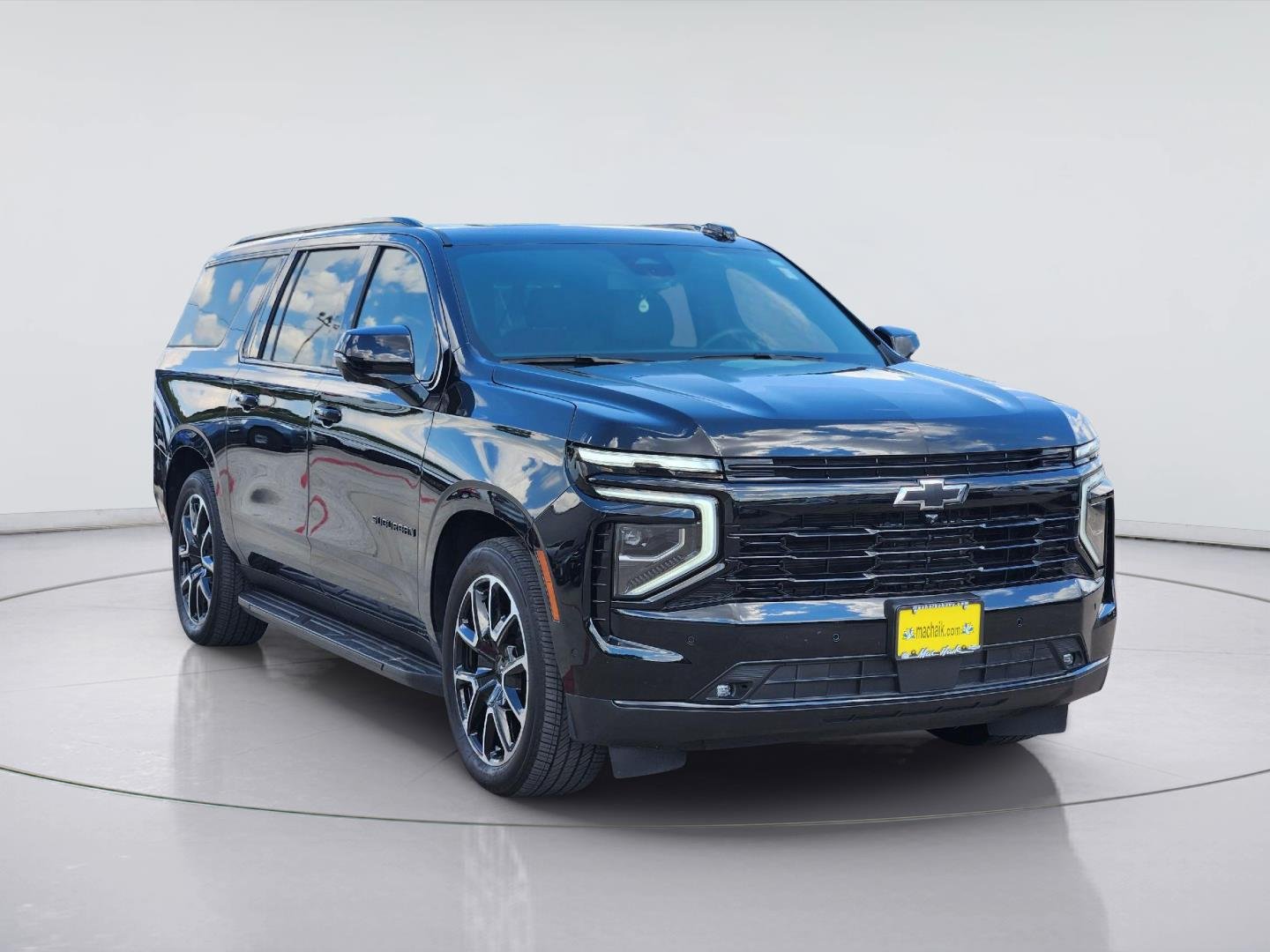 2025 Chevrolet Suburban photo 3 of 35