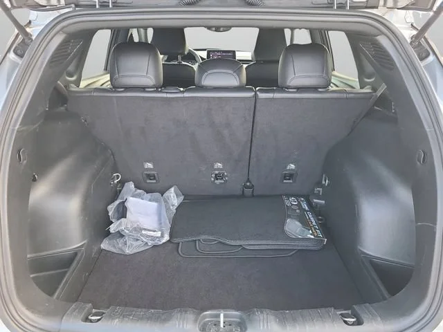Used 2024 Silver Jeep Latitude image 8