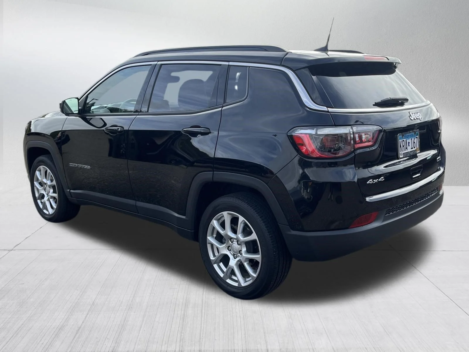 Used 2023 Diamond Black Crystal Pearlcoat Jeep Latitude Lux image 7