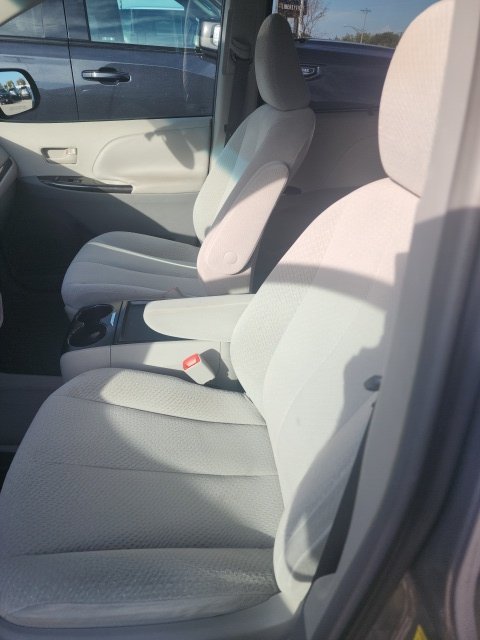 Used 2011 Silver Toyota LE image 9