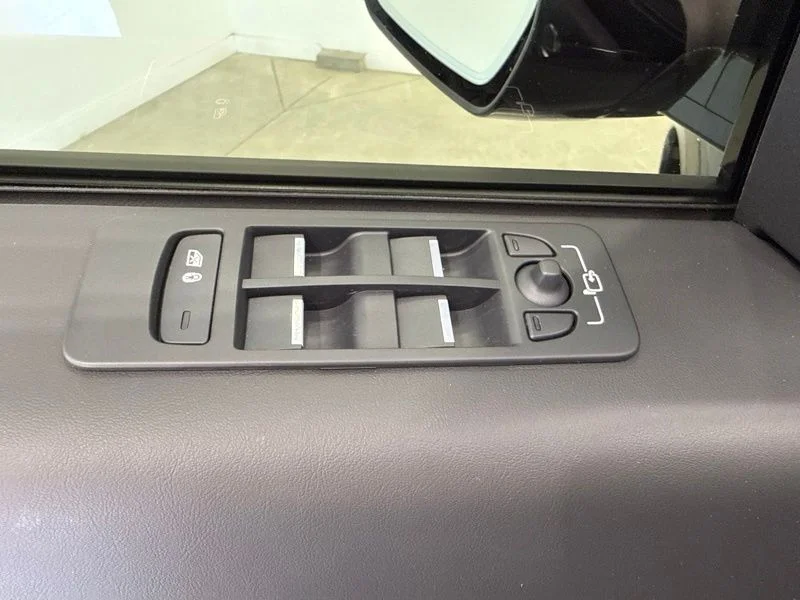 Used 2022  Land Rover SE R-Dynamic image 23