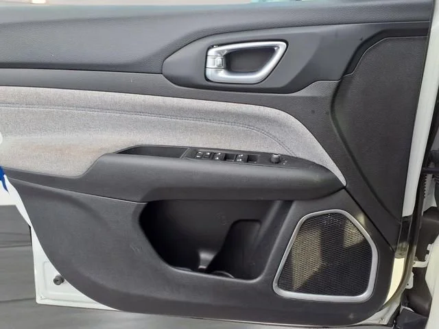 Used 2024  Jeep Latitude image 15