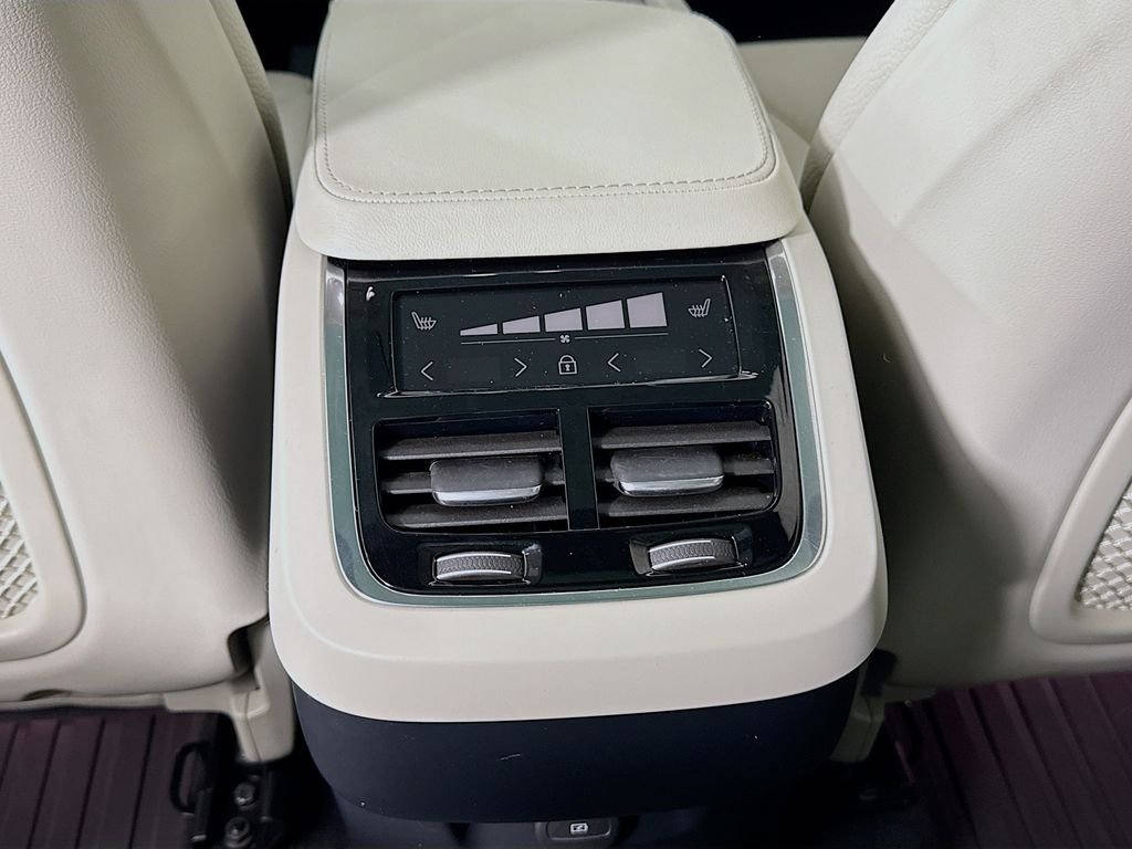 Used 2023 Black Volvo B6 Plus 6-Seater image 27