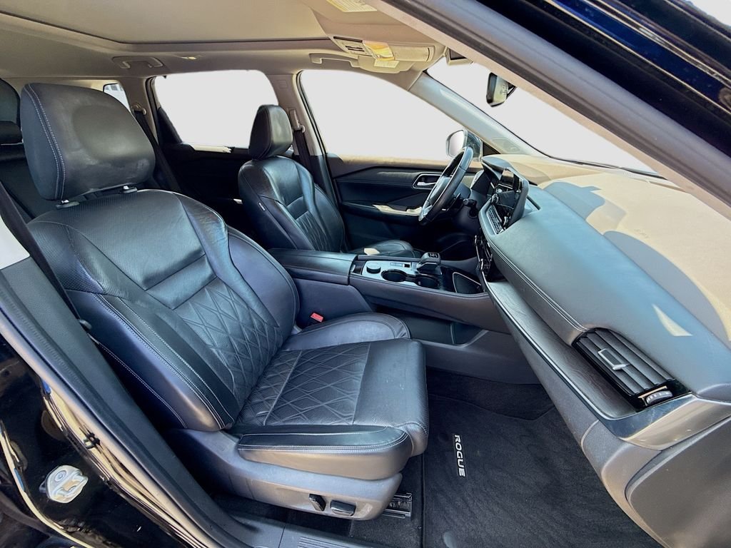 Used 2021 Super Black Nissan Platinum image 29