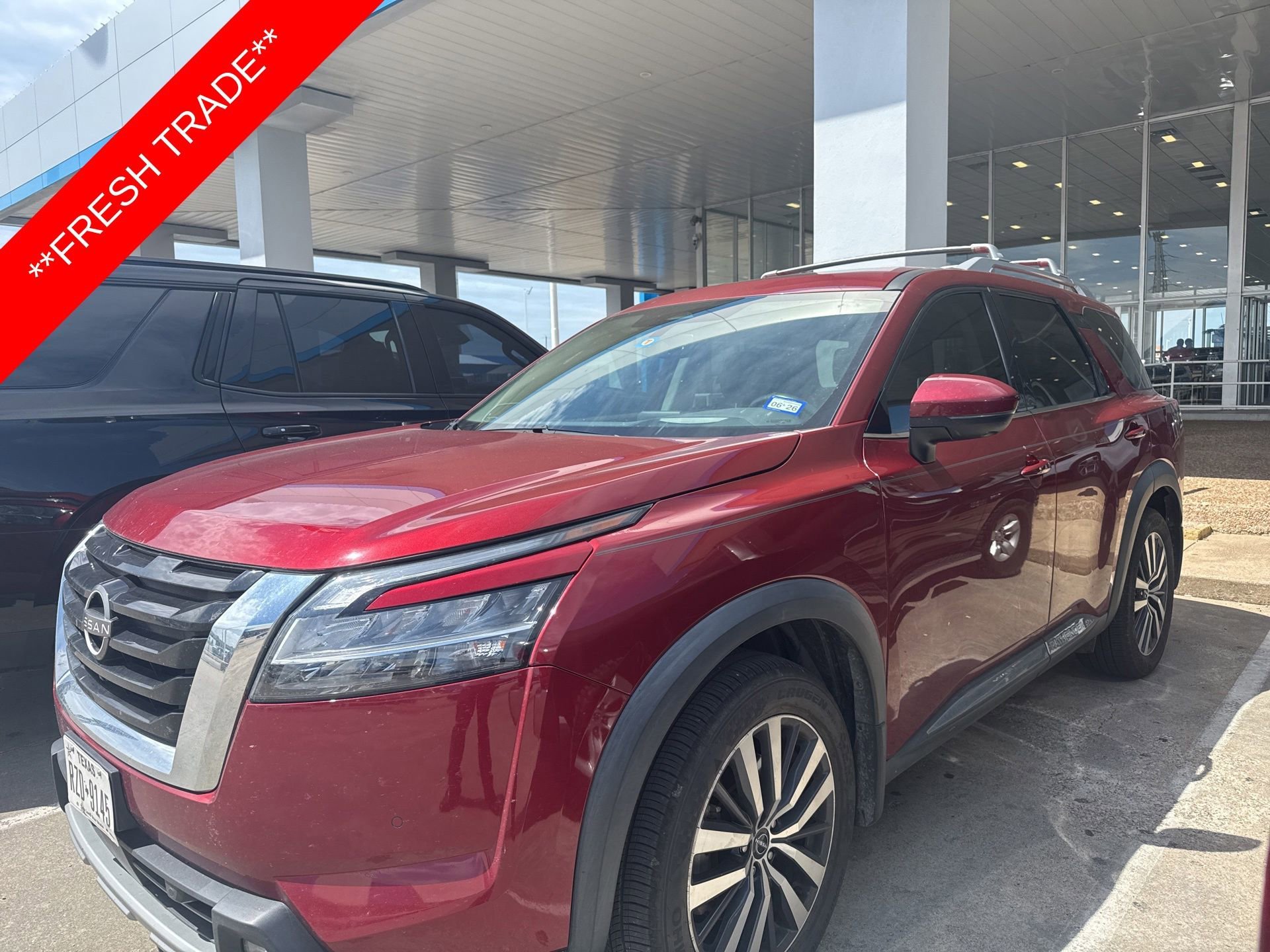 2022 Nissan Pathfinder Platinum 2WD's photo