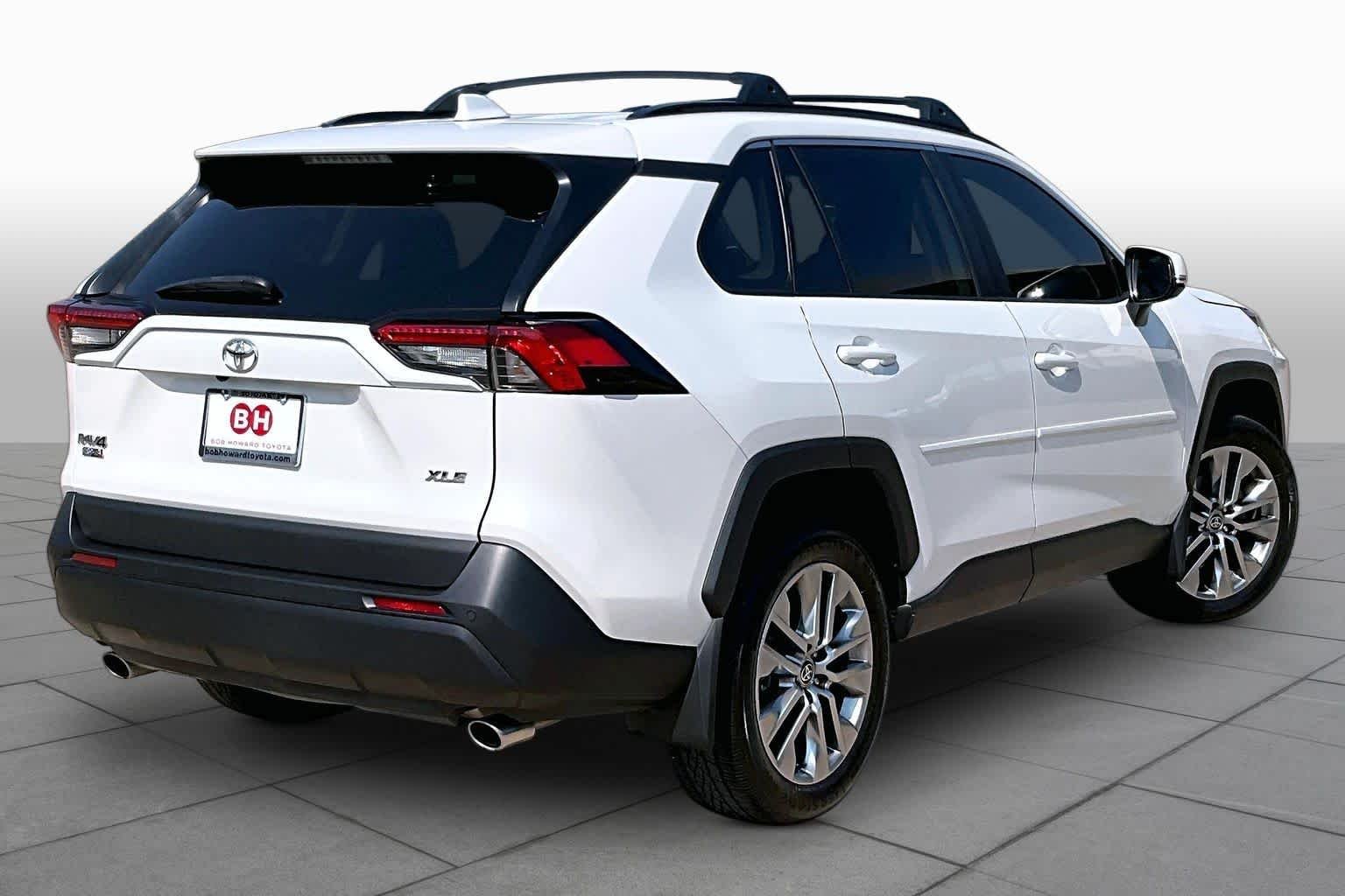 Used 2023 Wind Chill Pearl Toyota XLE Premium image 13