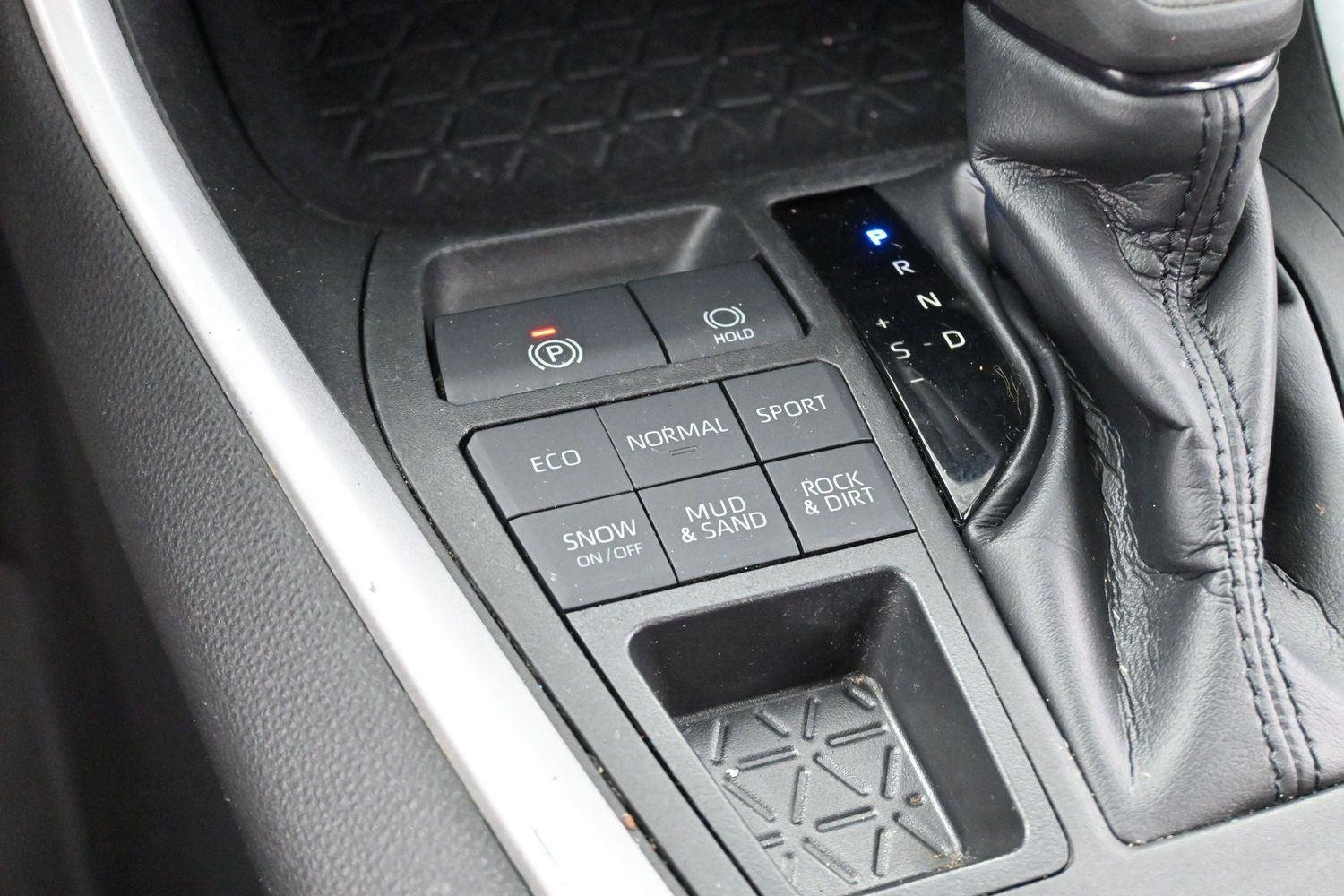 Used 2022 White Toyota XLE image 26