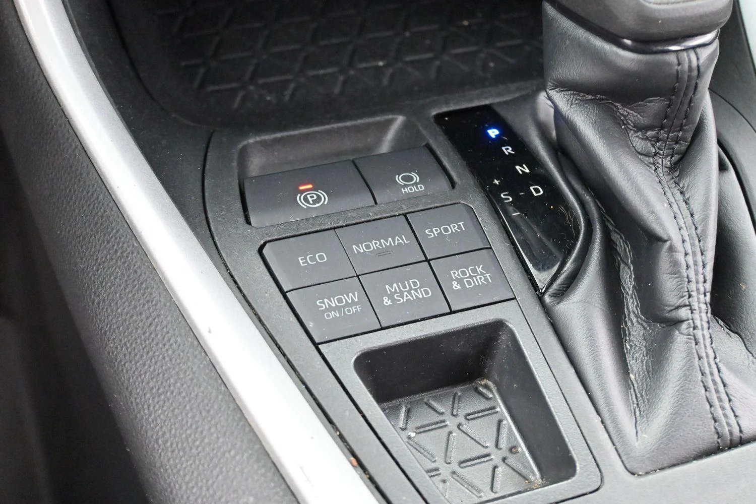 Used 2022 White Toyota XLE image 26