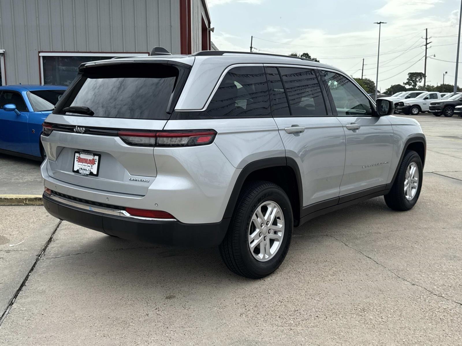 Used 2024 Silver Zynith Jeep Laredo image 7